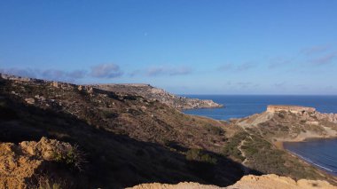 Qarraba Körfezi düz kaya pelerini Malta, sabah güneş ışığında havadan çekilmiş. Yüksek kalite fotoğraf
