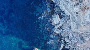 Malta adasında Rocky plajı ve safir deniz suyu, Akdeniz, Ghajn Tuffieha körfezi, Malta. Yüksek kalite fotoğraf