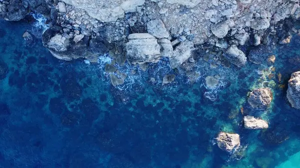 Malta adasında Rocky plajı ve safir deniz suyu, Akdeniz, Ghajn Tuffieha körfezi, Malta. Yüksek kalite fotoğraf