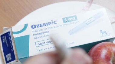 Qawra, Malta - 21.08.2024 Semaglutide, Ozempic. Şeker hastalığı ve kilo kaybı için ilaç. İğneyi ilaç damlasıyla kapat. Odaklan. Yüksek kalite 4k görüntü
