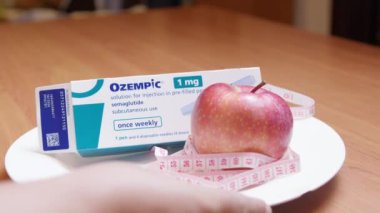 Qawra, Malta - 21.08.2024 Semaglutide, Ozempic. Diyabet ilacı. Sağlıklı gıdanın ozempik entegrasyonunu seçiyorum. Yüksek kalite 4k görüntü