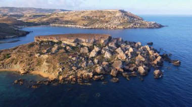 Qarraba Körfezi düz kaya pelerini Malta, sabah güneş ışığında havadan çekim yapılıyor. Yüksek kalite fotoğraf