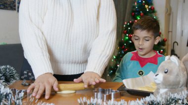 Anne ve oğlu Noel kurabiyesi yapıyor. Yüksek kalite fotoğraf