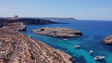 Kayalıklardaki doğal pencereler, Comino Adası Malta, İHA atışı. Yüksek kalite fotoğraf