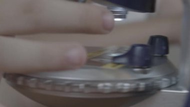 Şirin okul öncesi çocuk bilim adamı, mikroskoba odaklanıyor. Hazırda bekle. Yüksek kalite 4k görüntü