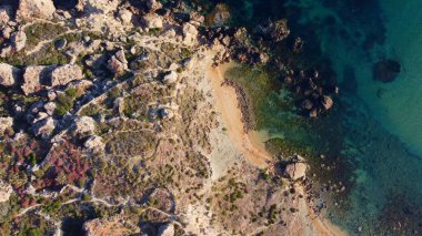 Qarraba Körfezi düz kaya pelerini Malta, sabah güneş ışığında havadan çekim yapılıyor. Yüksek kalite fotoğraf