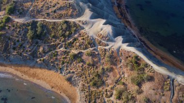 Clay uçurumları düz kaya burnu Qarraba Körfezi, altın kum ve zümrüt su sabahın erken saatlerinde hala gölgede. Havadan yukarıdan aşağıya doğru. Yüksek kalite fotoğraf