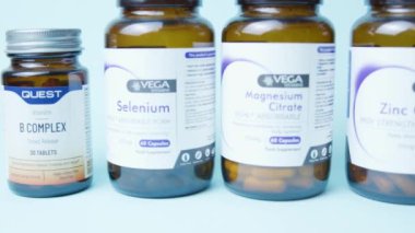 Qawra, Malta, 26.10.2024 - Çinko sitrat ve magnezyum sitrat takviyeleri, b kompleksi, selenyum kapat. Yüksek kalite 4k görüntü