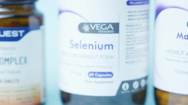 Qawra, Malta, 26.10.2024 - Çinko sitrat ve magnezyum sitrat takviyeleri, b kompleksi, selenyum kapat. Yüksek kalite 4k görüntü