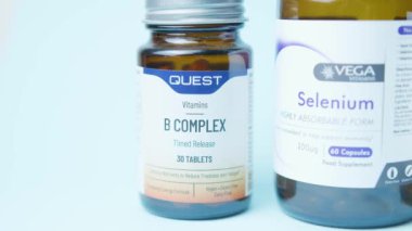 Qawra, Malta, 26.10.2024 - Çinko sitrat ve magnezyum sitrat takviyeleri, b kompleksi, selenyum kapat. Yüksek kalite 4k görüntü