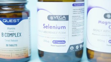 Qawra, Malta, 26.10.2024 - Çinko sitrat ve magnezyum sitrat takviyeleri, b kompleksi, selenyum kapat. Yüksek kalite 4k görüntü