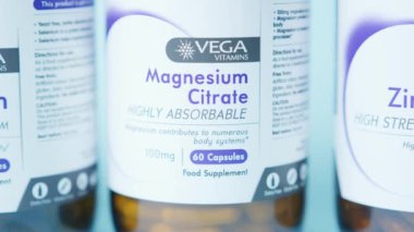 Qawra, Malta, 26.10.2024 - Çinko sitrat ve magnezyum sitrat takviyeleri. Kapatın. Yüksek kalite 4k görüntü