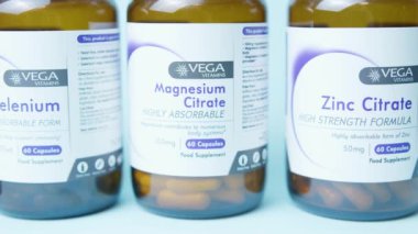 Qawra, Malta, 26.10.2024 - Çinko sitrat ve magnezyum sitrat takviyeleri, b kompleksi, selenyum kapat. Yüksek kalite 4k görüntü