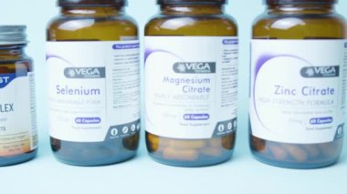 Qawra, Malta, 26.10.2024 - Çinko sitrat ve magnezyum sitrat takviyeleri, b kompleksi, selenyum kapat. Yüksek kalite 4k görüntü