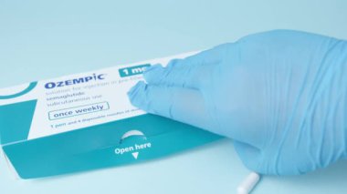 Qawra, Malta, 26.10.2024 - Semaglutide, Ozempic kalem. Doktor Enjektör Kalemi Açma ve Kullanımı Gösterme. Diyabet ve kilo kaybı ilaçları. Yüksek kalite 4k görüntü