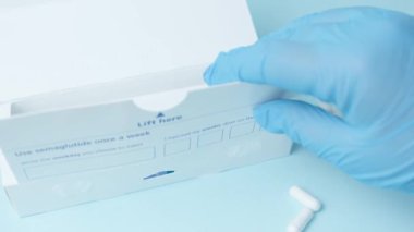 Qawra, Malta, 26.10.2024 - Semaglutide, Ozempic kalem. Doktor enjektör kalemini aldı ve kullanımını gösterdi. Diyabet ve kilo kaybı ilaçları. Yüksek kalite 4k görüntü