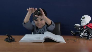 Takım elbiseli bir çocuğun çalışırken dikkati dağılıyor ve zımbayla tehdit ediyor. Finansal eğitim kavramı. Yüksek kalite 4k görüntü