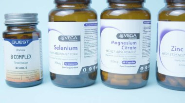 Qawra, Malta, 26.10.2024 - Çinko sitrat ve magnezyum sitrat takviyeleri, b kompleksi, selenyum kapat. Yüksek kalite fotoğraf