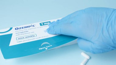Qawra, Malta, 26.10.2024 - Semaglutide, Ozempic kalem. Doktor Açma Kutusu enjektör kalemini alıyor ve nasıl kullanıldığını gösteriyor. Diyabet ve kilo kaybı. Yüksek kalite fotoğraf