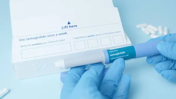 Semaglutide, Ozempic kalem. Doktor dozajı ayarlıyor ve kullanımını gösteriyor. Diyabet ve kilo kaybı. Yüksek kalite fotoğraf