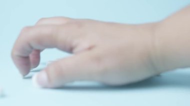 Bir sürü beyaz kapsül, mavi arka planda izole edilmiş haplar. Tıbbi sorunlar, ağrı kesiciler veya bağımlılık konsepti. Dikkatini topla. Yüksek kalite 4k görüntü