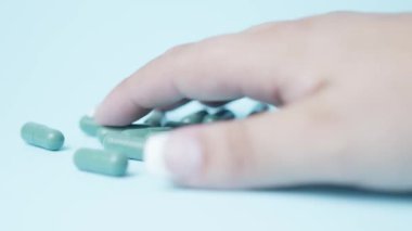 Bir avuç yeşil kapsül. Yeşil haplar. Aşırı doz, intihar, bağımlılık konsepti. Yüksek kalite 4k görüntü