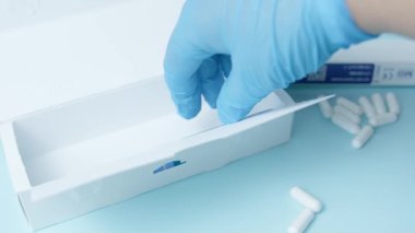 Qawra, Malta, 26.10.2024 - Semaglutide, Ozempic kalem. Doktor, diyabetik ve kilo verme kutusundan enjektör kalem alıyor. Yüksek kalite 4k görüntü