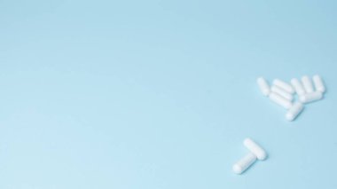 Açık mavi arka planda beyaz haplar. Yüksek kalite fotoğraf