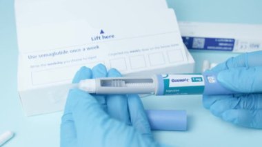Qawra, Malta, 26.10.2024 - Semaglutide, Ozempic kalem. Doktor dozajı ayarlıyor ve kullanımını gösteriyor. Diyabet ve kilo kaybı ilaçları. Yüksek kalite 4k görüntü