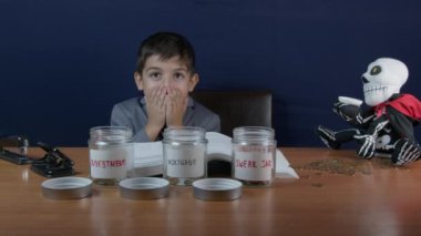 Şirin bir çocuk servet yöneticisi üzücü haberler duyar. Kötü yatırım kararı, borsa çöküşü. Yüksek kalite 4k görüntü