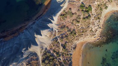Sabahın erken saatlerinde Golden snd plajı, Ghajn Tuffieha körfezi, ya da ramla körfezi plajı. Havadan çekim. Yüksek kalite fotoğraf