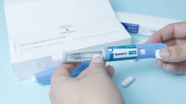 Qawra, Malta, 26.10.2024 - Semaglutide, Ozempic kalem. Kalem tutan kadın. Diyabet ve kilo kaybı ilaçları. Yüksek kalite fotoğraf