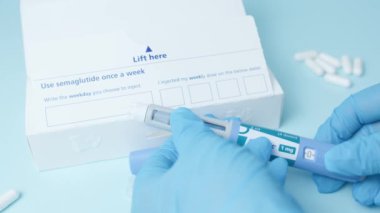 Qawra, Malta, 26.10.2024 - Ozempic kalem. Doktor dozajı ayarlıyor ve kullanımını gösteriyor. Diyabet ve kilo kaybı. Yüksek kalite 4k görüntü