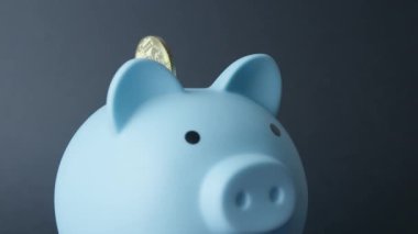 Kumbarada dönen bitcoin 'e yaklaş. Engelleme teknolojisi ve yatırımlar. Yüksek kalite 4k görüntü