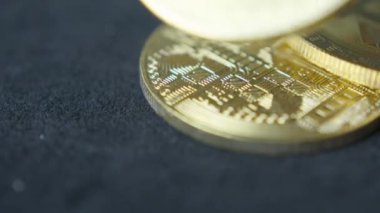 Qawra, Malta 15.11.2024 Bitcoin 'leri kapatın. Kripto para madenciliği ve yatırım konsepti. Yüksek kalite 4k görüntü