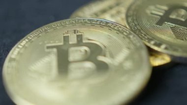 Qawra, Malta 15.11.2024 Bitcoin 'leri kapatın. Kripto para madenciliği. Yüksek kalite 4k görüntü