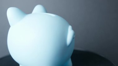 Mavi domuz kumbarası dönüyor. Yumuşak odaklanın. Yüksek kalite 4k görüntü