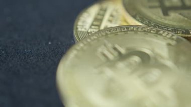 Qawra, Malta 15.11.2024 Bitcoin 'leri kapatın. Kripto para madenciliği ve yatırım konsepti. Yüksek kalite 4k görüntü
