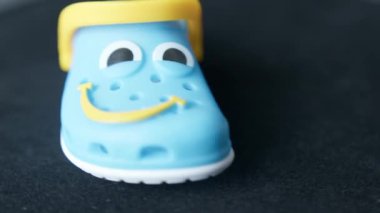 Qawra, Malta 15.11.2024 McDonalds 'ın küçük mavi timsah anahtarlığı. Yüksek kalite 4k görüntü