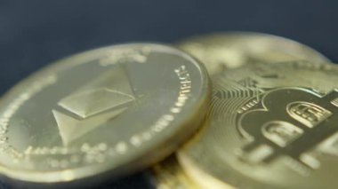 Bitcoin ve Ethereum yakın çekim. Kripto para birimi yatırım konsepti. Yüksek kalite 4k görüntü