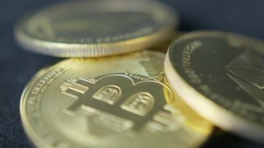 Bitcoin ve Ethereum yakın çekim. Kripto para birimi yatırım konsepti. Yüksek kalite 4k görüntü