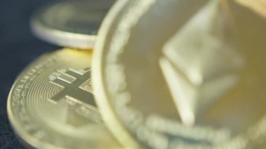 Bitcoin ve Ethereum yakın çekim. Kripto para birimi yatırım konsepti. Yüksek kalite 4k görüntü