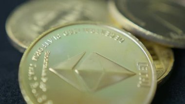 Bitcoin ve Ethereum yakın çekim. Kripto para birimi yatırım konsepti. Yüksek kalite 4k görüntü