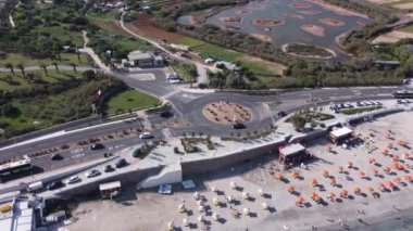 Malta Havalimanı, sahil yolu kavşağı. Ghadira Körfezi Doğa Koruma Alanı arkada. Yüksek kalite 4k görüntü