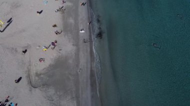 Turkuaz deniz suyuyla beyaz kumsal. Malta anteni. Yüksek kalite 4k görüntü