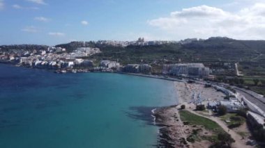 Malta anteni. Tepede Mellieha Kilisesi olan Ghadira Körfezi kumlu sığ plajı. Yüksek kalite 4k görüntü