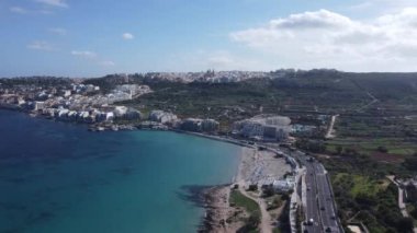 Malta anteni. Tepede Mellieha Kilisesi olan Ghadira Körfezi kumlu sığ plajı. Yüksek kalite 4k görüntü