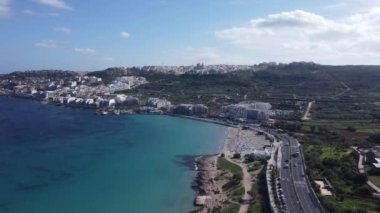 Malta anteni. Tepede Mellieha Kilisesi olan Ghadira Körfezi kumlu sığ plajı. Yüksek kalite 4k görüntü