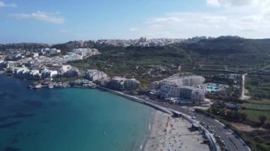 Turkuaz deniz suyuyla beyaz kumsal. Malta anteni. Yüksek kalite 4k görüntü