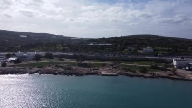 Malta Havalimanı, Kasım ayında şemsiyeli beyaz kumlu plaj. Ghadira Doğa Koruma Alanı yakınlarındaki kavşağa yaklaşıyoruz. Yüksek kalite 4k görüntü